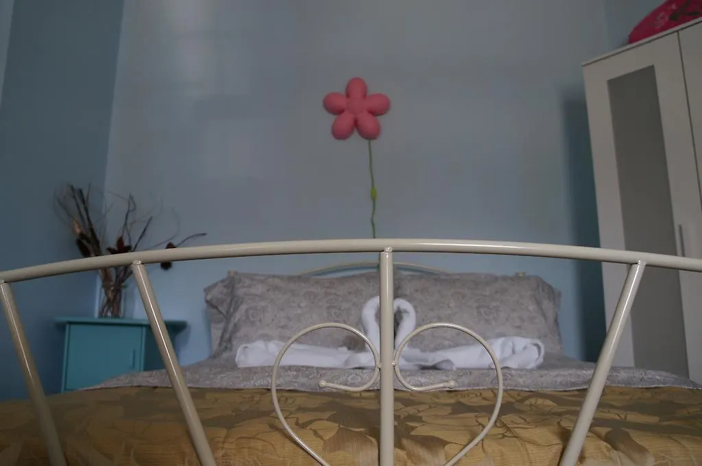 טורונטו Locarno Hostel קנדה
