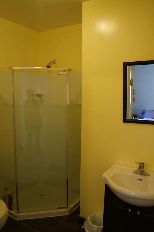 Locarno Hostel Toronto